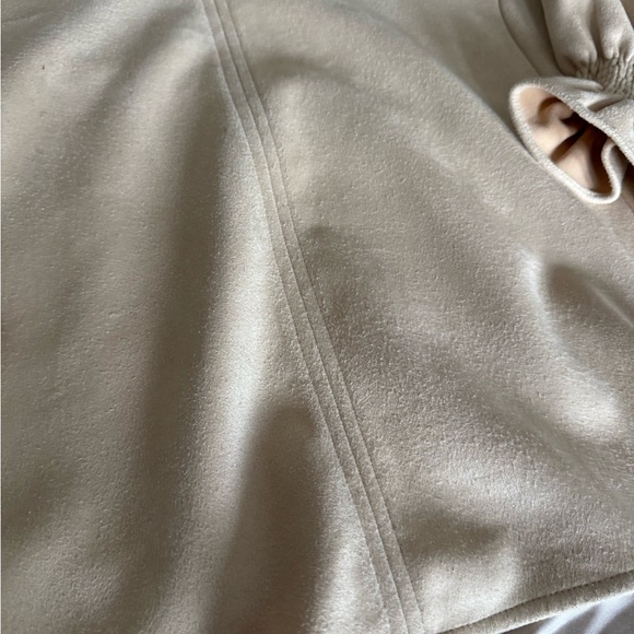 Tuckernuck bone suede Easton blouse Cream V-Neck Blouse with Puff Sleeves - Picture 7 of 12